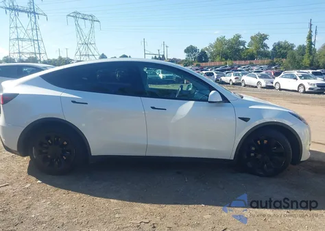 2021 Tesla Model Y Long Range Dual Motor All-Wheel Drive z USA, uszkodzony, nr VIN 5YJYGDEE3MF125592